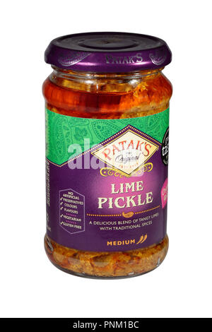 Un vasetto di Patak's Lime Pickle isolato su uno sfondo bianco Foto Stock