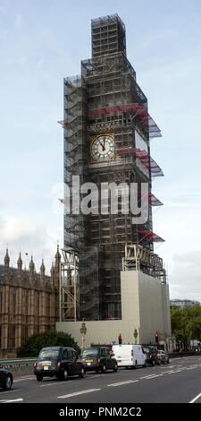 Ponteggio intorno alla torre di Elizabeth e Big Ben e Westminster, Londra, Regno Unito. Nel corso di lavori di ristrutturazione, 2018 visto dal Westminster Bridge. Foto Stock