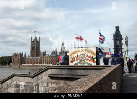 Retro di stallo di Souvenir sul Westminster Bridge, Londra UK. con le case del Parlamento e il fiume Tamigi in background Foto Stock