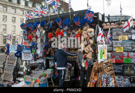 L'uomo tende a stallo Souvenir sul Westminster Bridge, Londra UK. Foto Stock