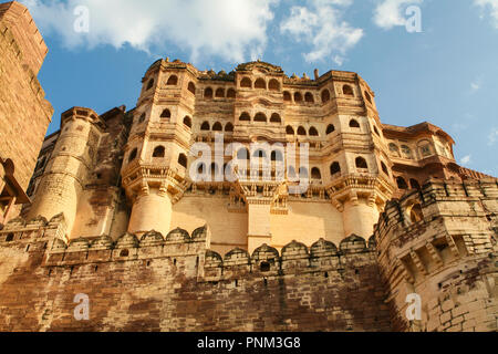 Mehrangarh o Mehran Fort (XV secolo), che si trova a Jodhpur, Rajasthan, è una delle più grandi fortezze in India Foto Stock