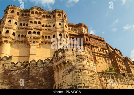 Mehrangarh o Mehran Fort (XV secolo), che si trova a Jodhpur, Rajasthan, è una delle più grandi fortezze in India Foto Stock