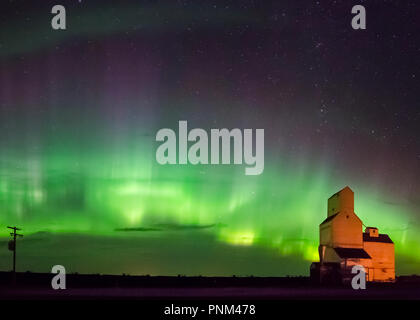 Aurora Boreale su uno storico di elevatore della granella in Pennant, Saskatchewan, Canada Foto Stock