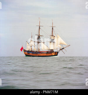 HM corteccia adopera replica nella Fishguard Bay Harbor. Pembrokeshire Wales UK mentre circumnavigando il mondo nel 1997 Foto Stock