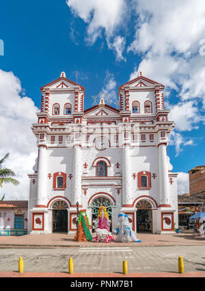 La Iglesia de Nuestra Señora del Carmen in centro città Guatape, Colombia Foto Stock