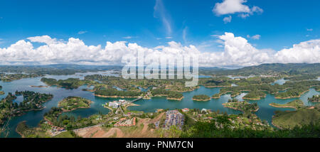 Il lago di Guatape dal Rock di Guatape (Piedra del Penol) a Medellin, Colombia Foto Stock