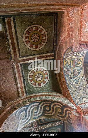 Bet Maryam interno, gruppo settentrionale delle Chiese, Lalibela, Etiopia. Monollithic chiesa ie scavata completamente dalla roccia. Lalibela traversa sulla destra. Foto Stock