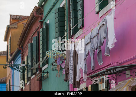 Lavare i vestiti appesi a una corda sotto una finestra a casa Foto Stock