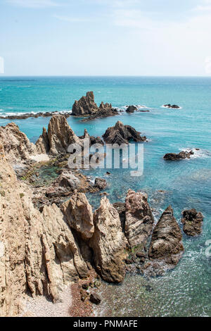 Rocce nel mare, Arrecife de Las Sirenas costa rocciosa, Cabo de Gata-Nijar National Park, Almería, Spagna Foto Stock