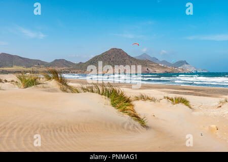 Le dune di sabbia, spiaggia in riva al mare, Playa de Los Genoveses, Cabo de Gata-Nijar National Park, Almería, Spagna Foto Stock