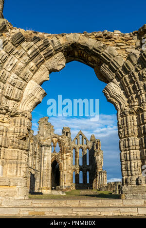 Whitby Abbey North Yorkshire Coast UK. Arroccato su una rupe di haunting rimane di Whitby Abbey sono state fonte di ispirazione per Bram Stoker's racconto gotico di Foto Stock
