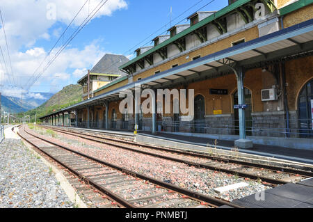 La stazione ferroviaria di piattaforme e pista di Latour-de-Carol, Pyrenees-Orientales, Occitanie, Francia Foto Stock