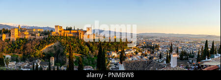 Paesaggio con Alhambra al tramonto, Moresco castello cittadino, Nasrid palazzi, il Palazzo di Carlo Quinto, Sabikah Hill, Granada Foto Stock