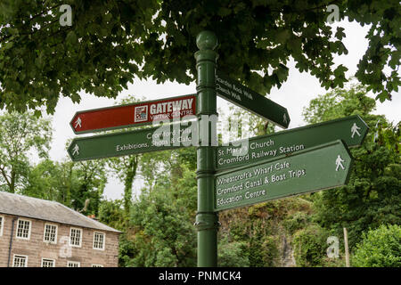 Il verde di ghisa a signpost Cromford Mills, il Arkwright heritage center basato intorno al suo primo mulino, Derbyshire, Regno Unito Foto Stock