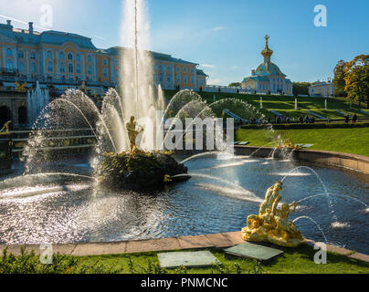 Peterhof, Russia - 28 Settembre 2017: la Fontana di Sansone in autunno, giornata di sole il 28 settembre 2017 a Peterhof, Russia. Foto Stock