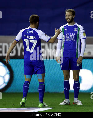 Wigan Athletic Nick Powell (destra) punteggio celebra il suo lato del primo obiettivo del gioco con Michael Jacobs (sinistra) durante il cielo di scommessa match del campionato al DW Stadium, Wigan. Foto Stock