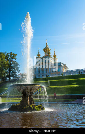 Peterhof, Russia - 28 Settembre 2017: Fontana ciotola nella soleggiata giornata autunnale il 28 settembre 2017 a Peterhof, Russia. Foto Stock