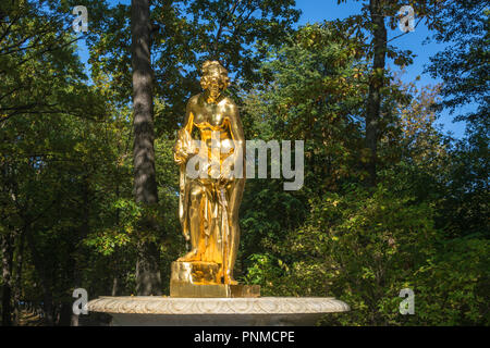 Peterhof, Russia - 28 Settembre 2017: Fontana di Danaid in autunno giornata di sole il 28 settembre 2017 a Peterhof, Russia. Foto Stock