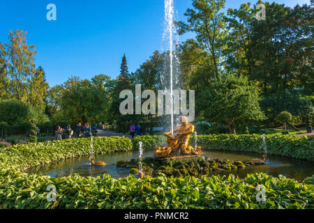Peterhof, Russia - 28 Settembre 2017: la Fontana del Tritone in autunno giornata di sole il 28 settembre 2017 a Peterhof, Russia. Foto Stock