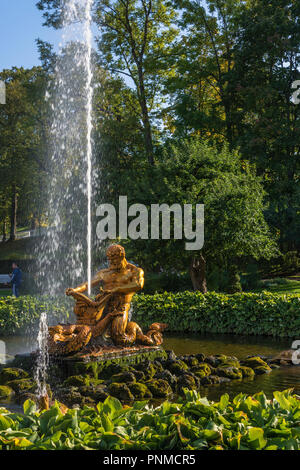 Peterhof, Russia - 28 Settembre 2017: la Fontana del Tritone in autunno giornata di sole il 28 settembre 2017 a Peterhof, Russia. Foto Stock