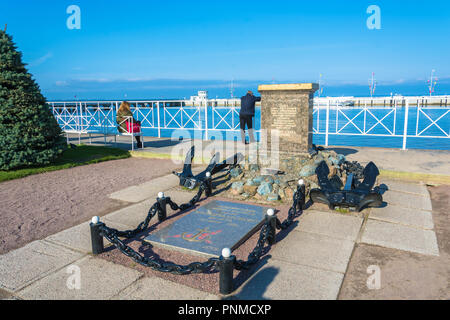 Peterhof, Russia - 28 Settembre 2017: un monumento ai marinai di Kronstadt sbarco sulle rive del Golfo di Finlandia il 28 settembre 2017 in Foto Stock