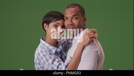 African American giovane posare per un ritratto su schermo verde Foto Stock