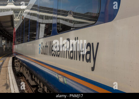 A sudovest convoglio ferroviario nella piattaforma alla stazione Waterloo di Londra. Foto Stock