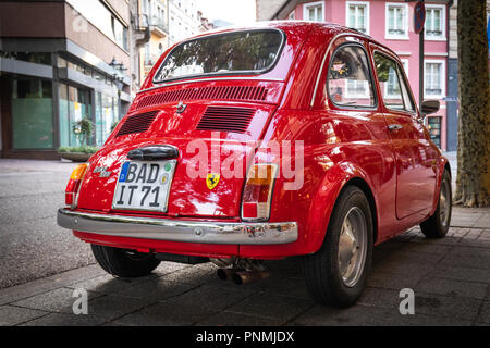 Baden Baden, Germania - 19 agosto 2018; la parte posteriore di un Rosso Fiat 500 retrò auto sulle strade di Baden Baden in Germania Foto Stock