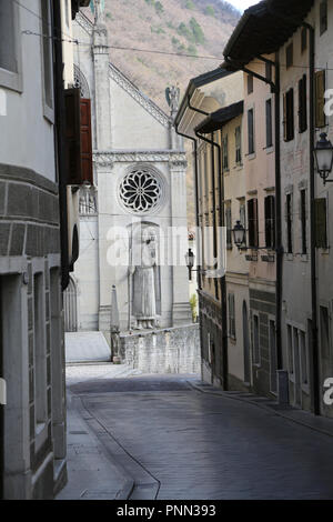 Strada stretta e la cattedrale della città chiamata Gemona del Friuli nel Nord Italia Foto Stock
