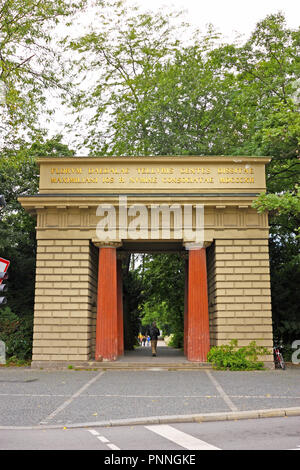 Germania Monaco di Baviera, 17 settembre 2010: porta al vecchio monaco di baviera giardino botanico vicino a Karlplatz Foto Stock