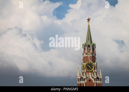 Mosca il Cremlino e la Piazza Rossa. Torre Spasskaya del Cremlino e orologio decorato con il rosso rubino stella sulla sommità di esso. Cielo blu sullo sfondo. UNESCO World Herit Foto Stock