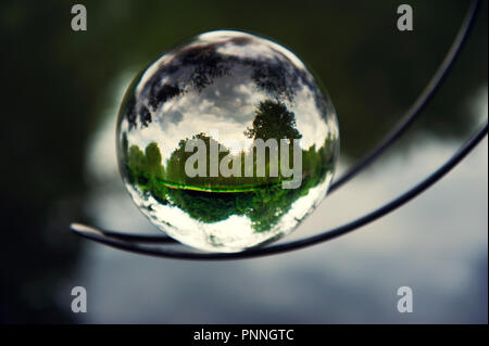 Grandi palle di vetro galleggiante nella camera.Große Glas Kugel Sfera, die in den Raum schwimmt. Foto Stock