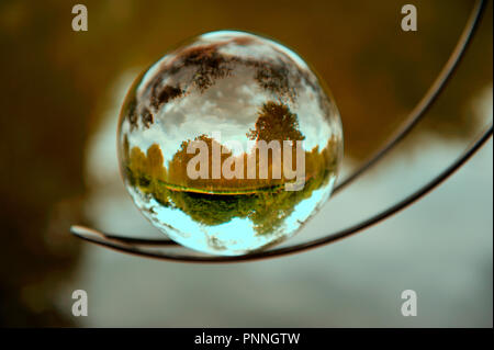 Grandi palle di vetro galleggiante nella camera.Große Glas Kugel Sfera, die in den Raum schwimmt. Foto Stock