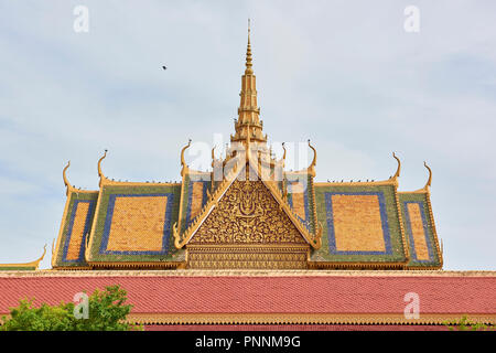 Dettaglio del Trono del padiglione Hall all'interno del Royal Palace complesso in Phnom Penh Cambogia. Foto Stock