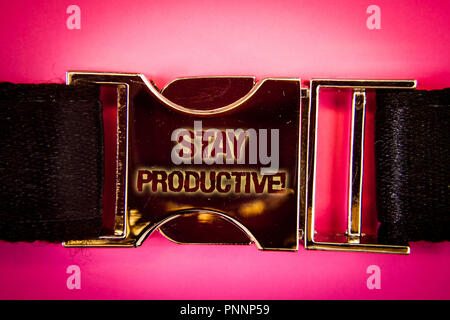 Testo della scrittura di rimanere produttivi motivazionali di chiamata. Significato il concetto di efficienza della produttività di concentrazione parole scritte oro nero cintura di sicurezza bealt trou Foto Stock