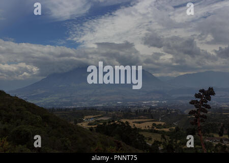 Vista Vulcano vicino a Otavalo, Ecuador Foto Stock