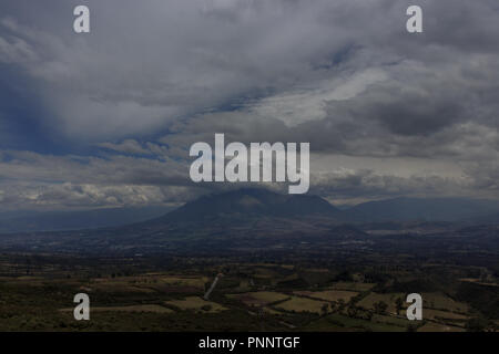 Vista Vulcano vicino a Otavalo, Ecuador Foto Stock