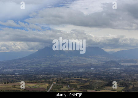 Vista Vulcano vicino a Otavalo, Ecuador Foto Stock