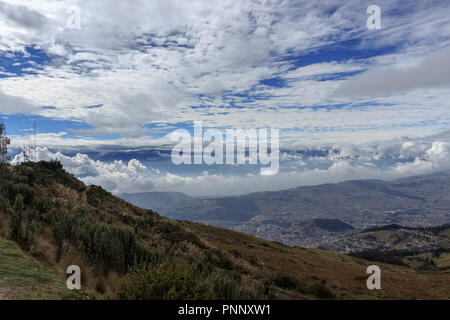 Vista da ruca pichincha su Quito, Ecuador Foto Stock