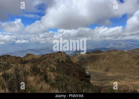 Vista da ruca pichincha su Quito, Ecuador Foto Stock