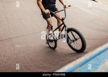 Maschio di Freestyle rider riding in skate park su bmx Foto Stock