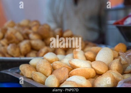 Famoso Indian street food gol gappe o pani puri. Voce di chat di vendita nel mercato indiano Foto Stock