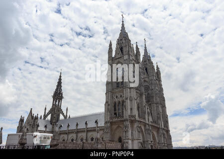 Basilica del Voto Nacional edificio neo-gotico in Quito Ecuador Foto Stock