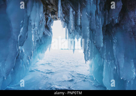 Inverno congelati la grotta di ghiaccio congelato al lago Baikal in Siberia, Russia Foto Stock