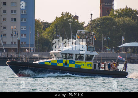 Il MOD barca di polizia "Gigha " di pattuglia nel porto di Portsmouth, Regno Unito il pomeriggio del 31 agosto 2018. Foto Stock