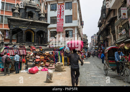 Kathmandu, Nepal - 16 Aprile 2016: Motivo mercato Tole è occupato con i lavoratori, gli enti locali e i turisti di fronte al Santuario Ganesh, Indra Chowk, Kathmandu nep Foto Stock