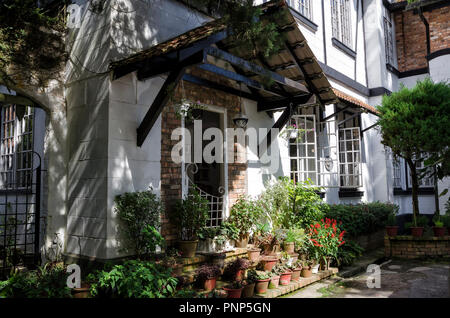 Architettura del centro storico coloniale britannica affumicatoio di pietra - una fotografia che mostra il bellissimo ed antico casale in pietra e giardino Foto Stock