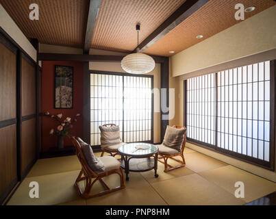 Una moderna stanza in stile giapponese (washitsu, sala tatami), con shoji screen doors (carta giapponese porte) e tatami. Shibuya, Tokyo, Giappone. Foto Stock