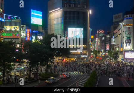 La trafficata Shibuya scramble crossing (Shibuya Crossing), la fama di essere il più trafficato crosswalk nel mondo. Shibuya, Tokyo, Giappone. Foto Stock