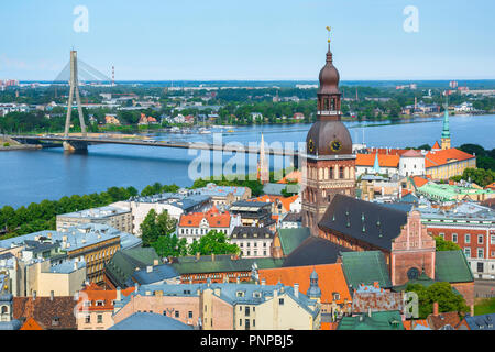 Riga, Lettonia, vista nord su Old Riga (Vecriga) che mostra il centro medievale della Città Vecchia, la cattedrale della città e del fiume Daugava, al di là della Lettonia. Foto Stock